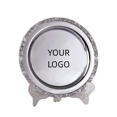 Touristen-Souvenirteller. Souvenirteller aus geprägtem Metall